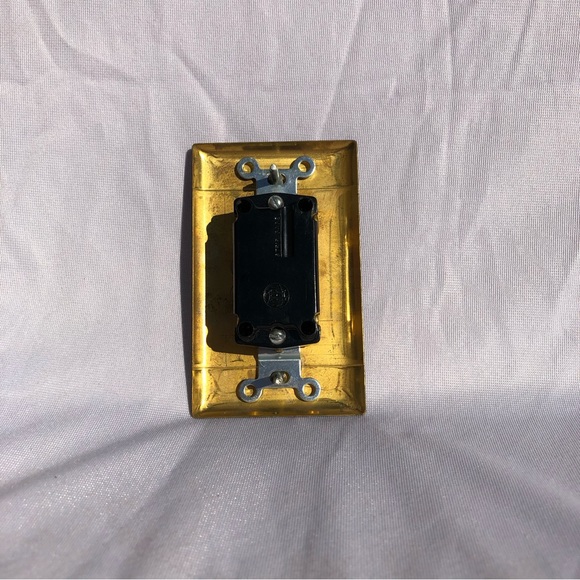 Vintage Brass Single Light Switch Plate with switch - Picture 3 of 3
